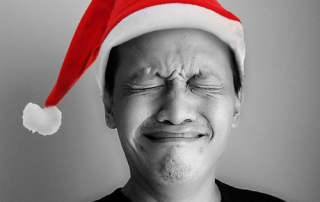 Hombre ojos serrados con sombrero de santa drama