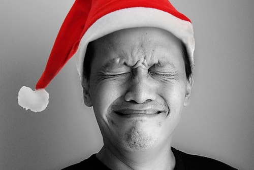 Hombre ojos serrados con sombrero de santa drama