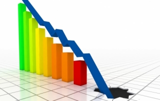 Graph with arrow going down through the floor, bankruptcy, bancarrota
