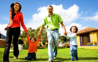 Familia al frente de su casa refinanciar
