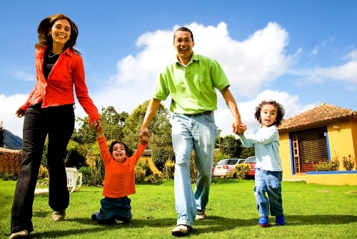 Familia al frente de su casa refinanciar