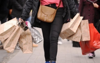 Persona con bolsas en mano, el cancer financiero