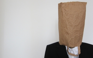 Persona con bolsa en la cabeza Cobarde