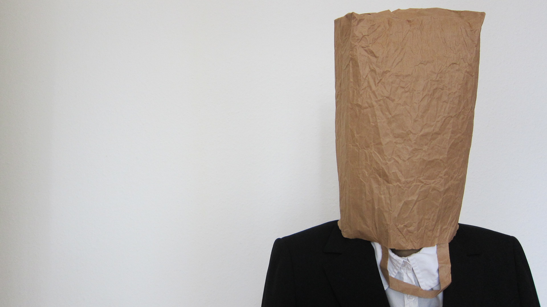 Persona con bolsa en la cabeza Cobarde