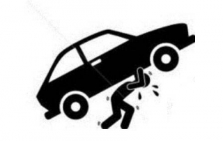 Hombre cargando carro por pago fuerte