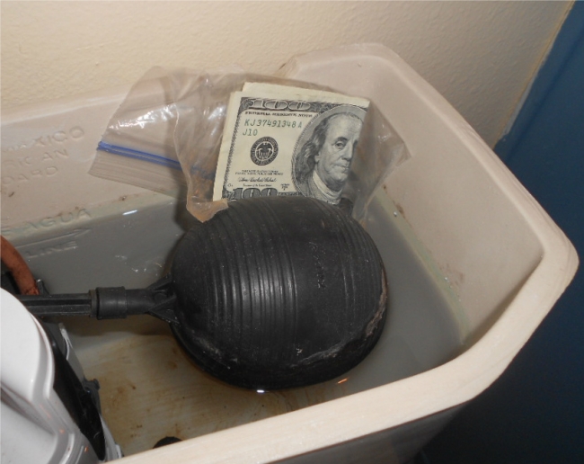Infidelidad dinero escondido en el trono inodoro